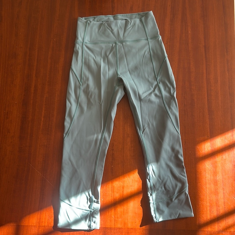 Gently used capri lululemon leggings in a teal color
